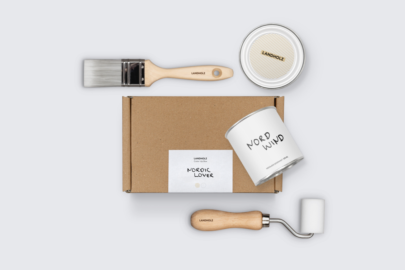 Skandinavische Farben weisser Holzlack helle Lasur und Pinsel