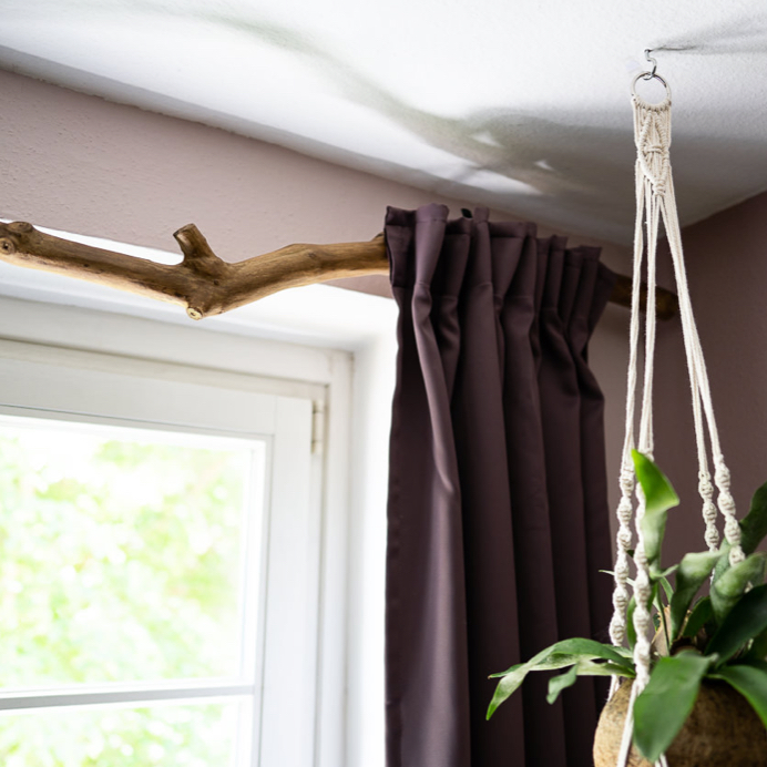 Makramee-Blumenampeln und andere Boho-Wohnaccessoires, DIY-Gardinenstange aus langem Ast selber machen