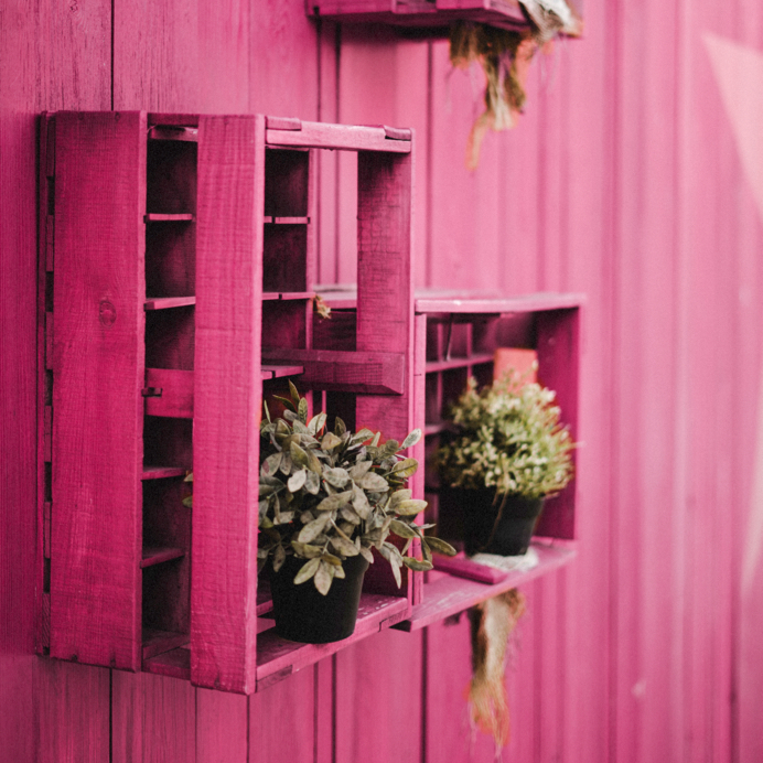 Balkoninspiration und DIY-Terrassenmöbel, Blumenkisten aus alten Kisten selbst upcyclen, Recycling Garteninspiration