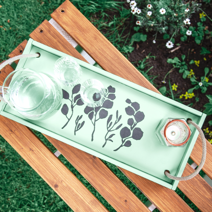 DIY-Tablett mit Eukalyptus-Schablone gestrichen, für den Sektempfang im Garten als Einweihungsgeschenk oder für eigene Garteninspiration