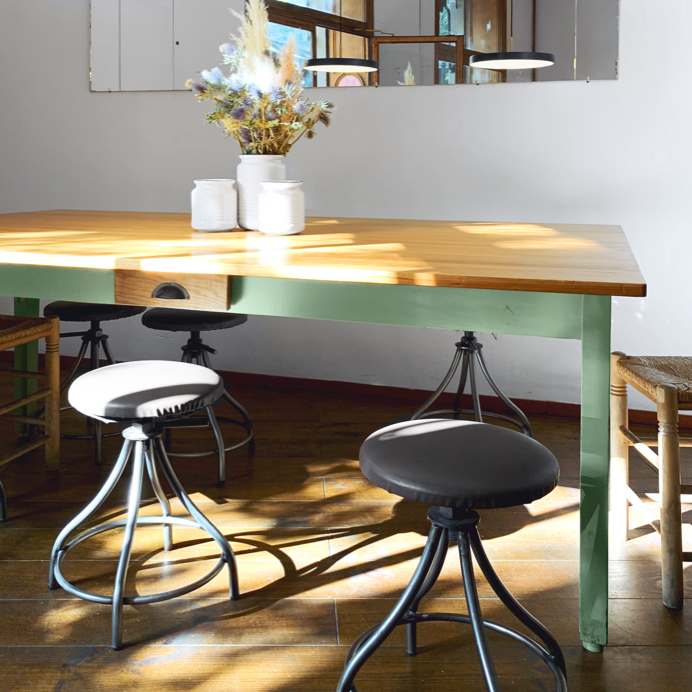 Alten Tisch grün streichen für sanfte Urban Jungle Wohnakzente und Boho-Feeling in der Küche