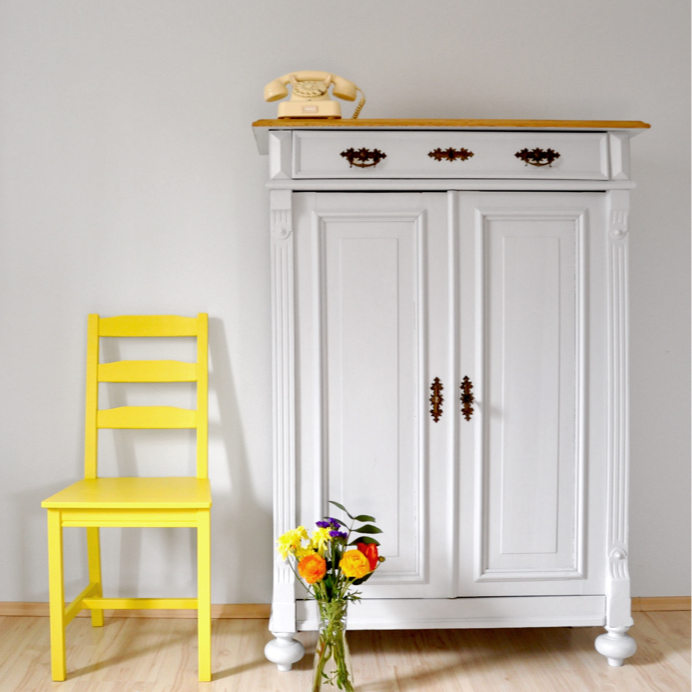 Gelber Stuhl & Kommode in hellgrau gestrichen, harmonische Farbkombinationen mit frühlingshaften Möbelfarben für helle Einrichtung & freundliche Dekoration