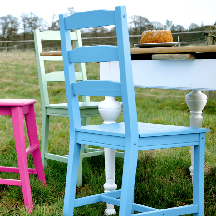 Stühle blau streichen & mediterranes Wohngefühl kreieren, für griechischen Einrichtungsstil und Côte d’Azur Wohninspiration