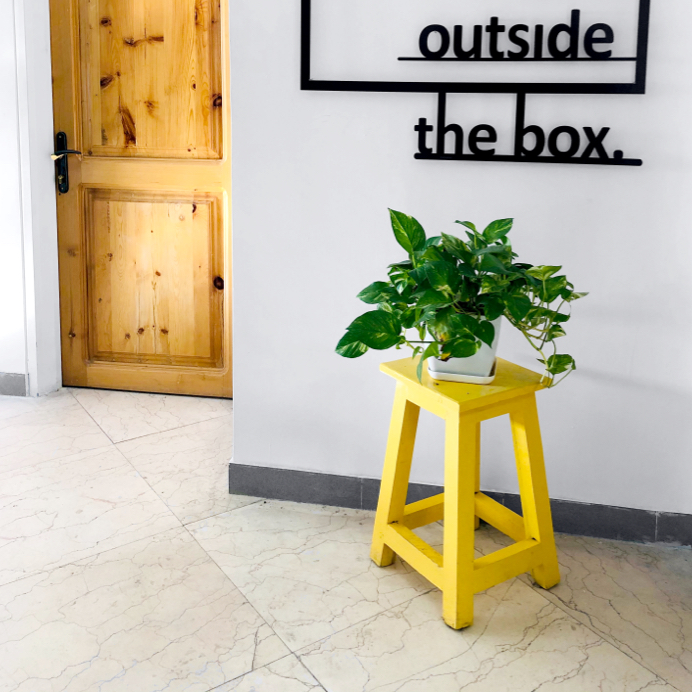 Möbel gelb streichen, sonnengelbe Möbel für frühlingshafte Wohnakzente mit Möbelfarbe für innen und aussen