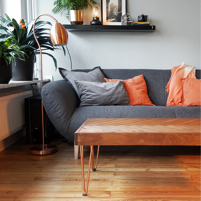 Fischgrätentisch selber machen und Möbel mit Fischgrätenmuster selbst kreieren, Holz mit Lasur streichen und nachhaltig upcyclen, Wohnaccessoires aus Kupfer