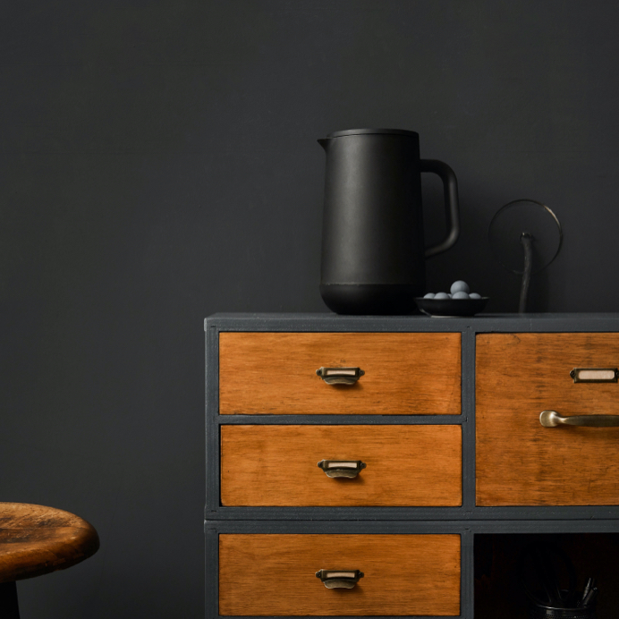 Kommode im Industrial Design streichen, alte Werkbank oder Werkzeugschrank aus Holz als Wohnzimmeranrichte upcyclen