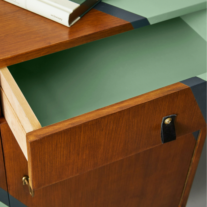 Detailverliebtes Möbel-Upcycling mit DIY-Möbelgriffen, dunkle Möbel streichen mit Holzlack und Lasur