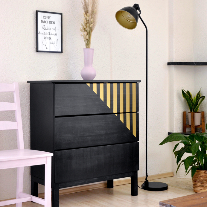 Möbel schwarz streichen für ausgefallene Wohnakzente, Goldener Möbellack als Akzentfarbe von Industrial Stil bis Japandi Wohnideen, und Möbel aus Metall und Holz