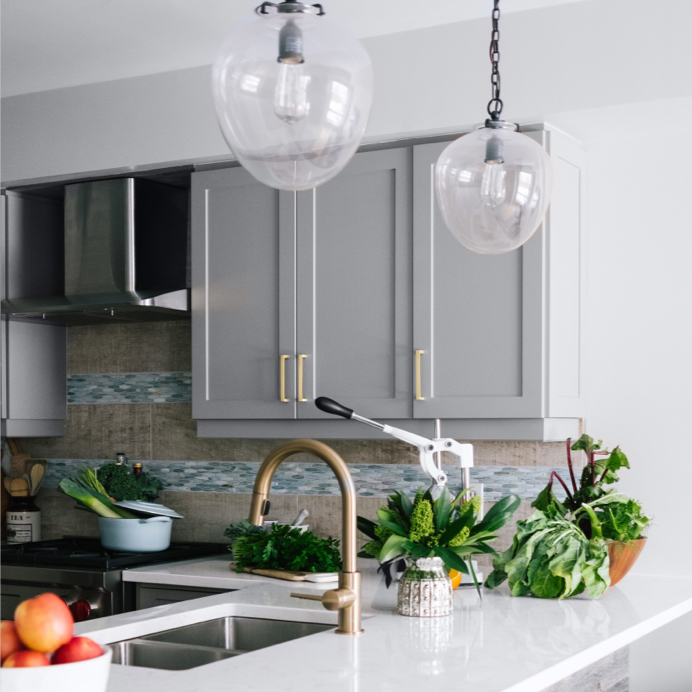 Von modernen Küchen bis zu Küchen im Landhaus Stil sorgen Küchenmöbel hell oder weiß gestrichen für mehr Ordnung in den Wohnräumen