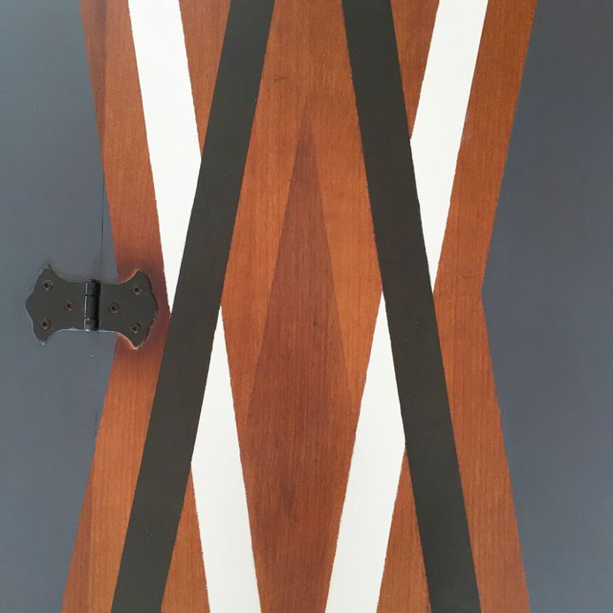 Muster auf Möbel streichen mit Möbeltape oder Abdeckband und hellen und dunklen Möbelfarben für ausgefallene Möbel und Einrichtungsideen