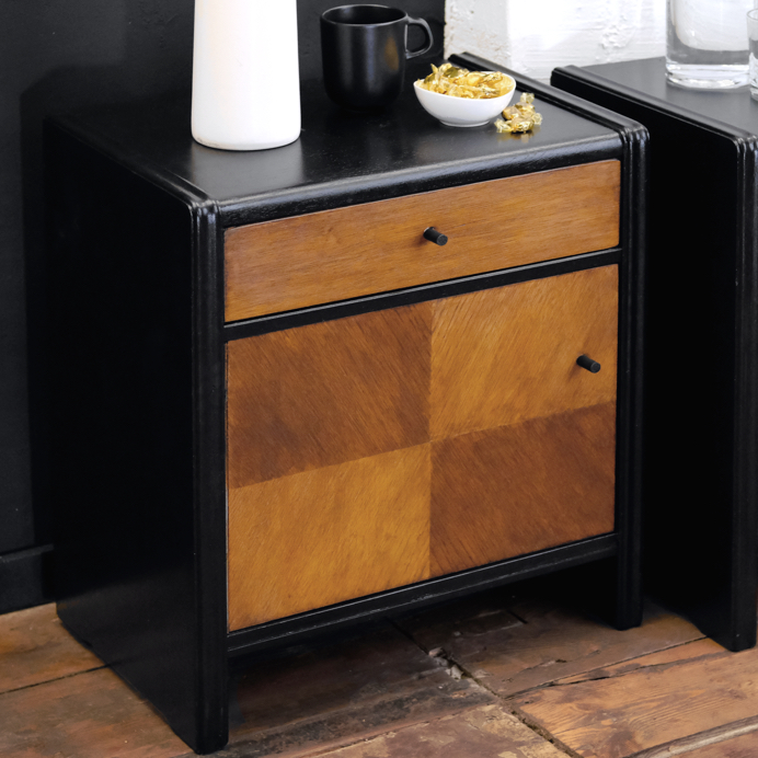 Nachttisch im Industrial Design und massive Möbel einfach selbst streichen mit dunklem Möbellack und hochwertiger Holzlasur