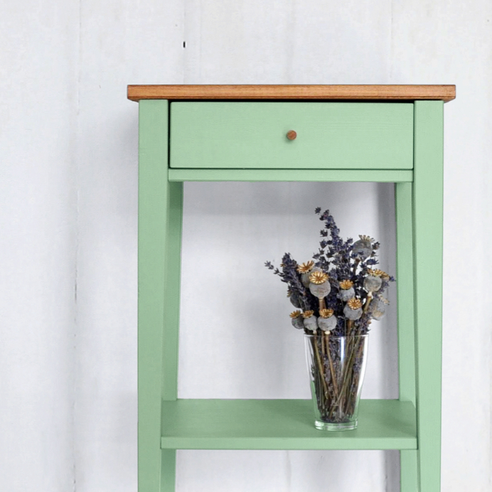 Wenn Möbellacke auf pures Holz treffen: Ganz einfach kleine Beistelltische lackieren und dekorieren