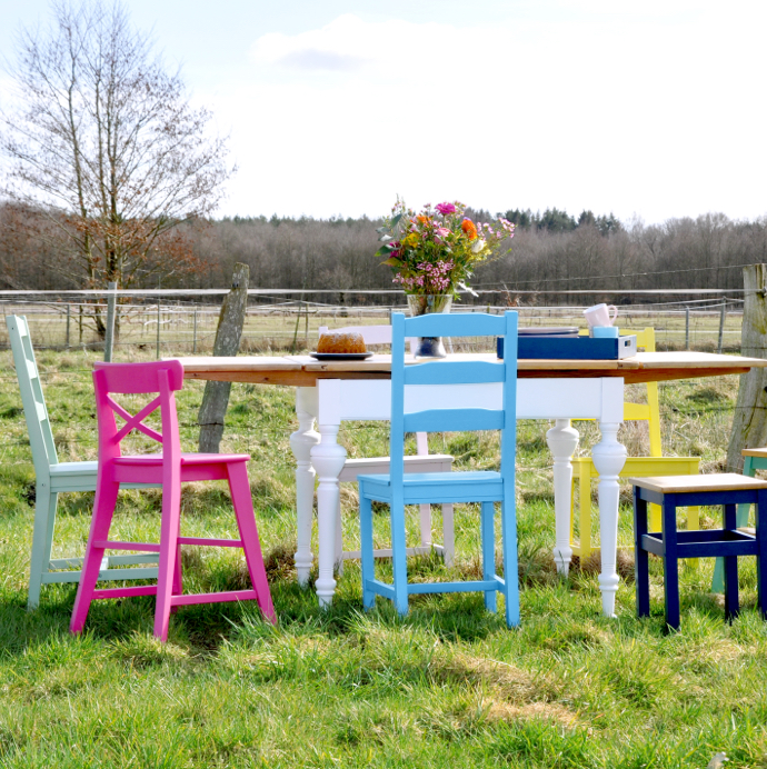 Bunte Möbel streichen und verschiedene Stile kombinieren mit wasserbasierten Möbelfarben aus Holzlacken und Holzlasuren für ausgefallene Einrichtungsideen
