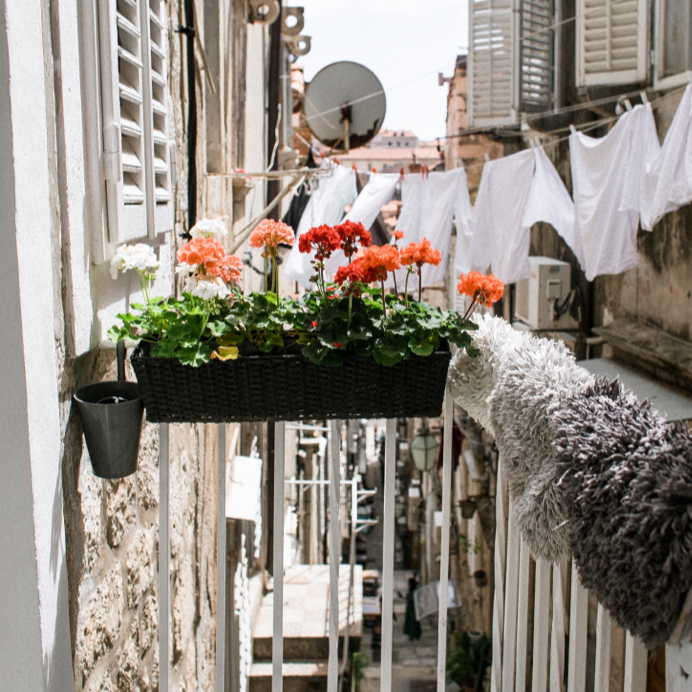 Einfaches Balkon-MakeOver und Pflanzentöpfe selbst streichen mit Farblacken, oder Kreidefarbe selber machen für Blumentöpfe