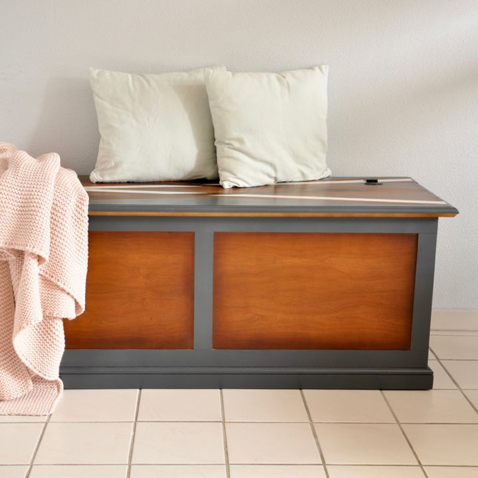 Alte Truhe streichen mit hochwertiger Möbelfarbe in Anthrazit, Nussbaum Lasur und weißem Holzlack