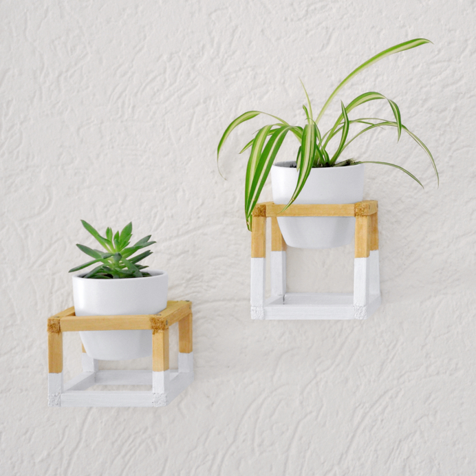 DIY-Blumenständer & Pflanzenständer selber bauen und lackieren, mit weißer Farbe streichen