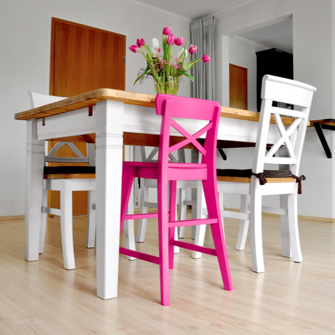 Skandi Stil und pinke Möbel streichen und mit ausgefallenen Farben Wohnakzente setzen