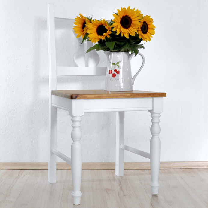 Alte Holz-Stühle weiß streichen im Skandi-Stil oder Landhaus-Stil für helle Einrichtungsideen
