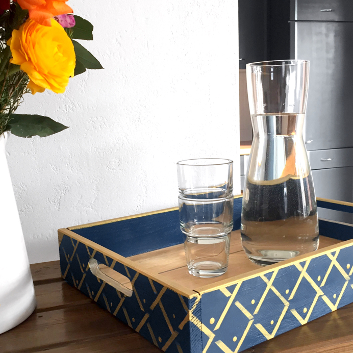 DIY-Tablett mit goldener Verzierung zum selber streichen, Nachthimmel Dunkelblaue Möbelfarbe und goldene Möbelfarbe auf purem Holz