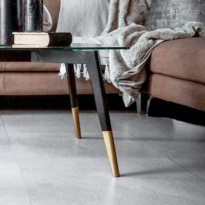 Möbel dunkel streichen und mit goldener Möbelfarbe verzieren: Tischbeine in Gold streichen für luxuriöse Einrichtungsideen und auffallende Interieur-Akzente